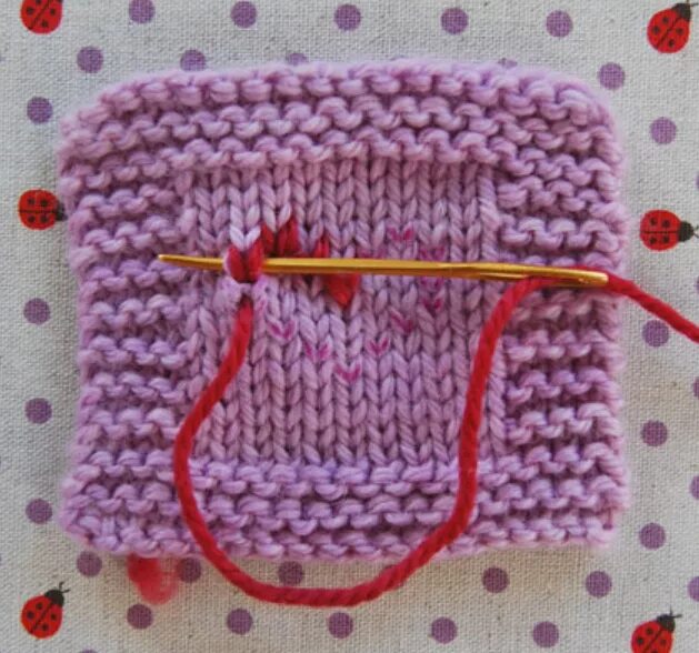 Вышивка сердечко на лицевой глади. Вышить сердечко на вязаном. Вышивка по вязаному полотну. Вышивка по вязаному полотну. Вышивка на вязаном полотне.