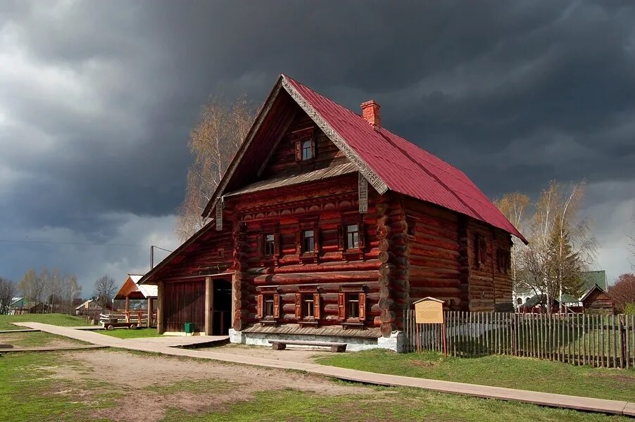 Бревенчатый дом в стиле русская изба. Деревенская изба снаружи. Пятистенок в русской деревне. Славянская изба снаружи.