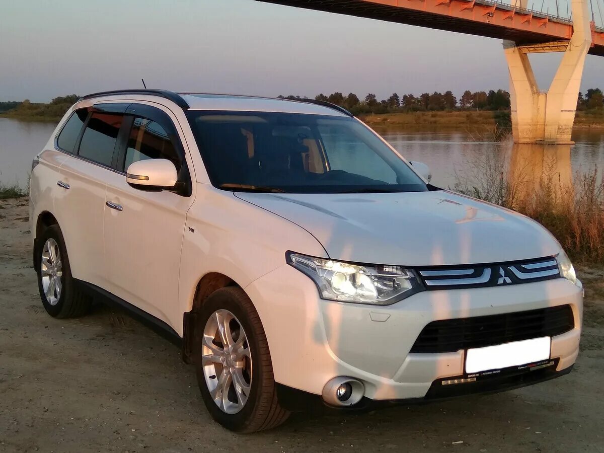 Аутлендер купить нижний новгород. Mitsubishi Outlander 2014. Mitsubishi Outlander 3 2014. Мицубиси Аутлендер 2014 белый. Митсубиши Аутлендер 2014.