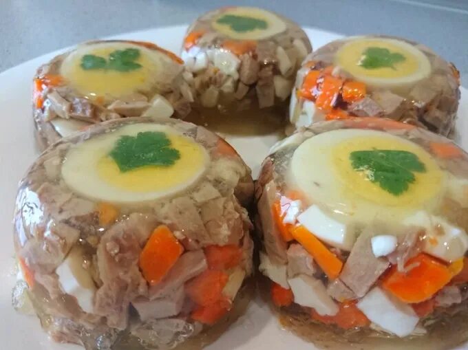 Заливное из скумбрии с желатином. Заливное порционное. Заливное из курицы. Порционное заливное. Порционное заливное.