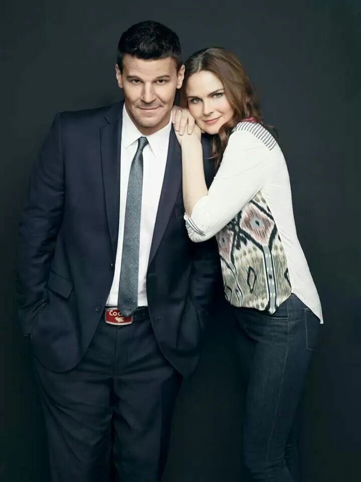 David Boreanaz and Emily Deschanel. Bones 0