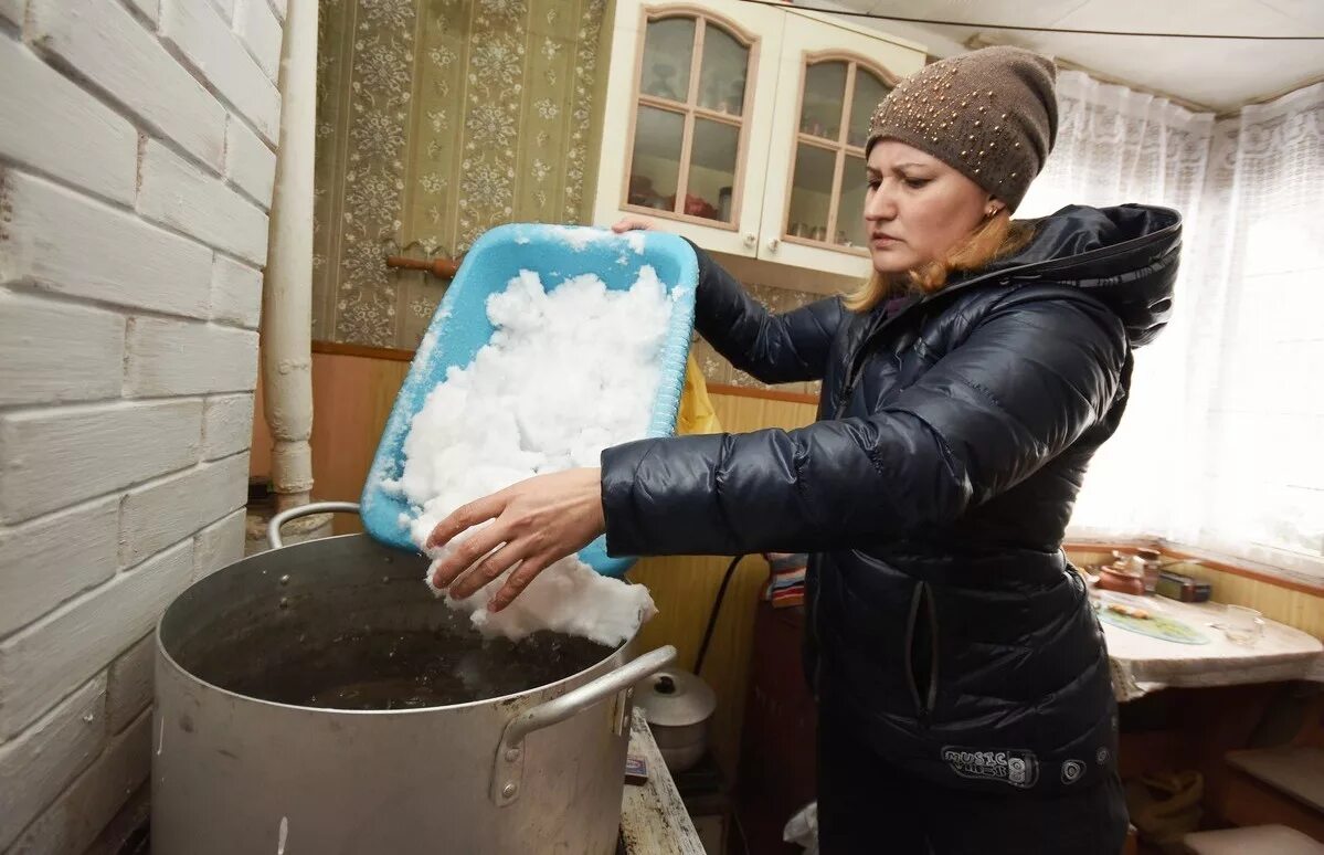 Растопка снега на кровле. Лопата для снега. Телефон в снегу. Как быстро растопить снег. Растопка снега.