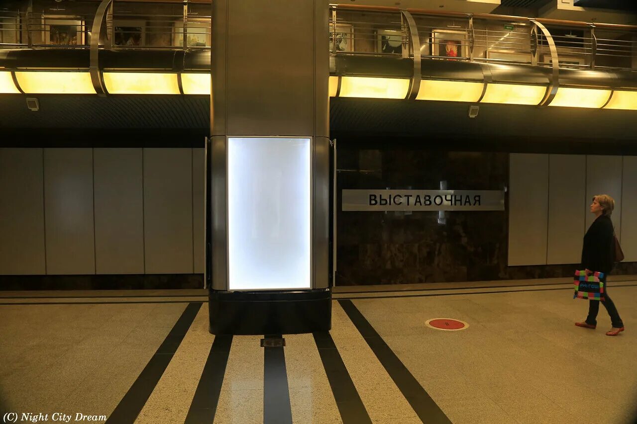 Включи дисплей на станции. «Станция технологий» на станции «Выставочная». Метро Выставочная станция панорам внутри. Защитные экраны в метро. Оборудование на станциях метрополитена.
