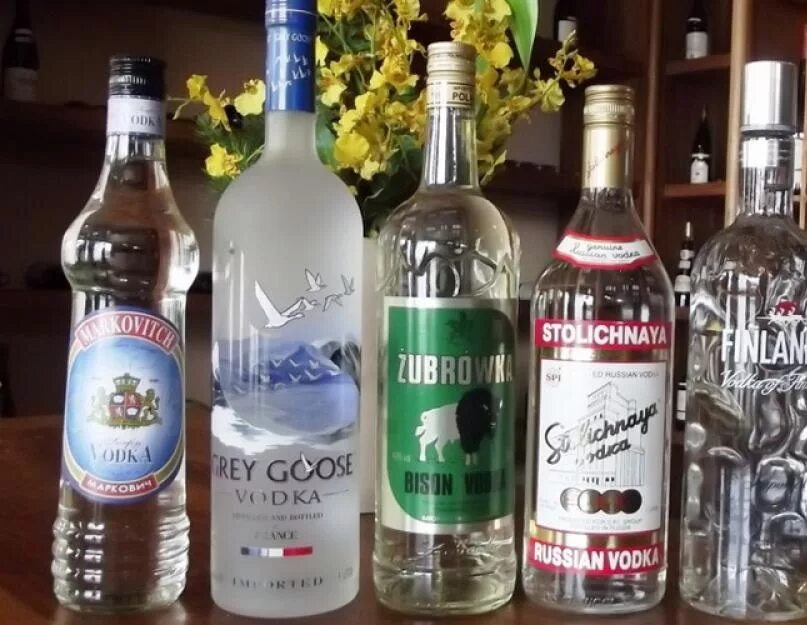 Белые спиртные напитки. Алкогольные напитки. крепкие спиртные напитки. алкогольные напитки водка. бесцветный алкогольный напиток.