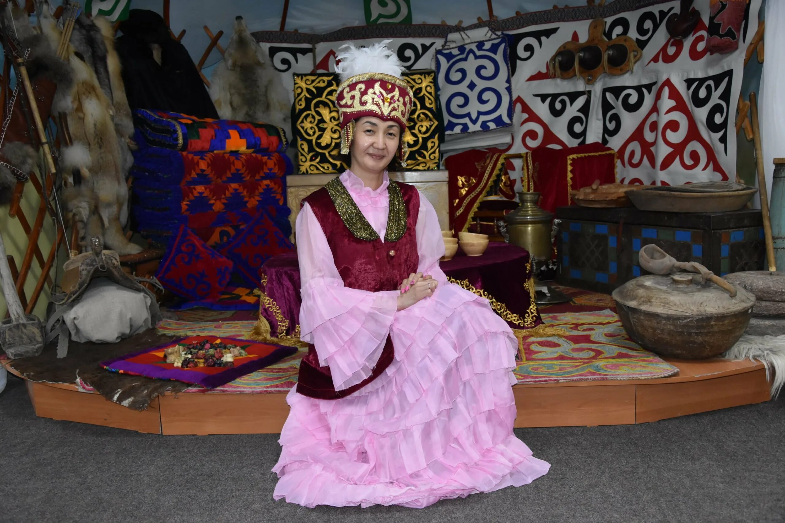 День национальной одежды в казахстане. Национальная одежда казахов. Казахская Национальная одежда. Казахский нац костюм. Казакскаянациональный одежда.