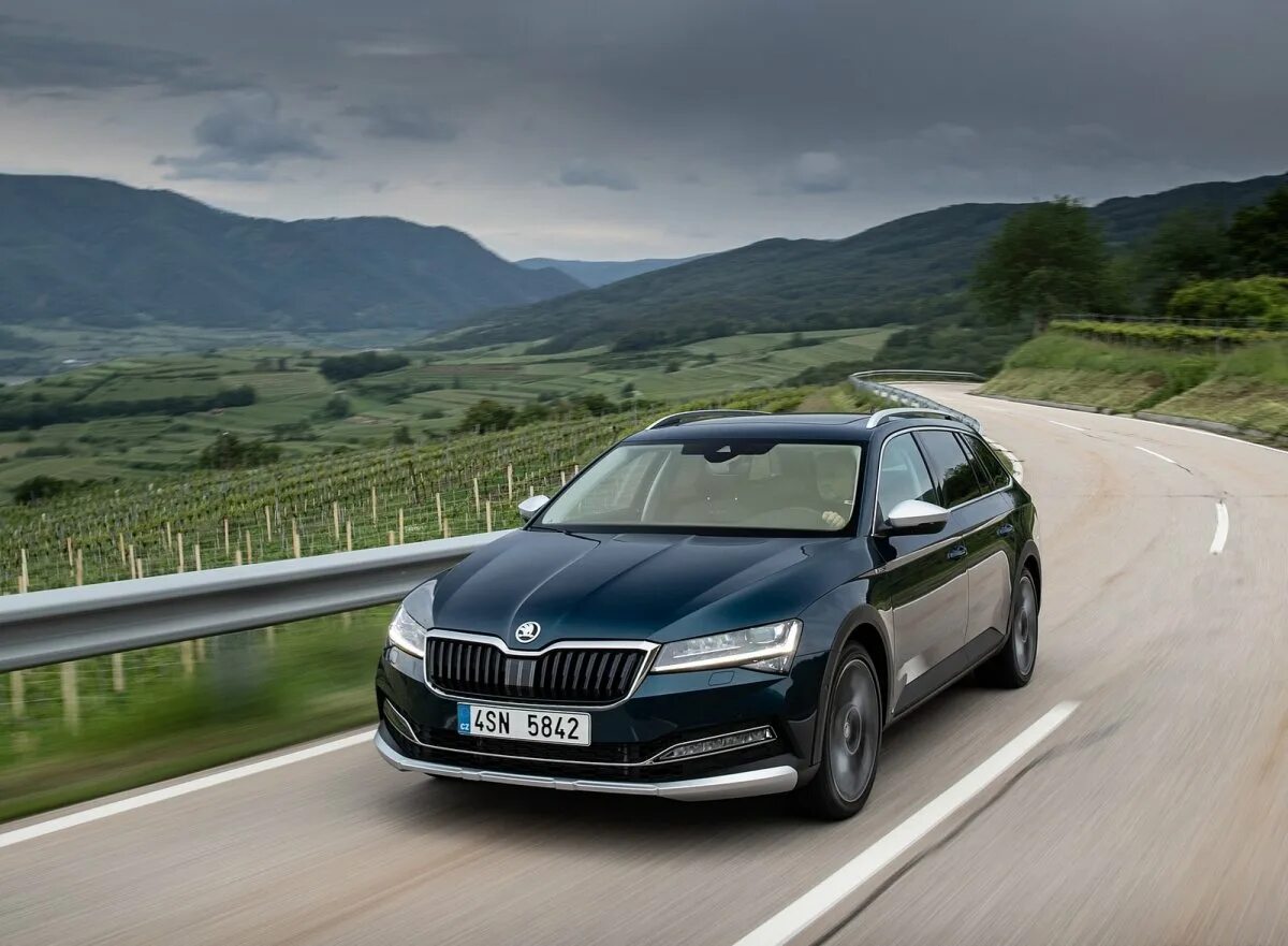 Кроссовер skoda karoq. Škoda superb scout 2021. Шкода характеристики комплектации. Шкода кроссовер 2016. Шкода характеристики комплектации.