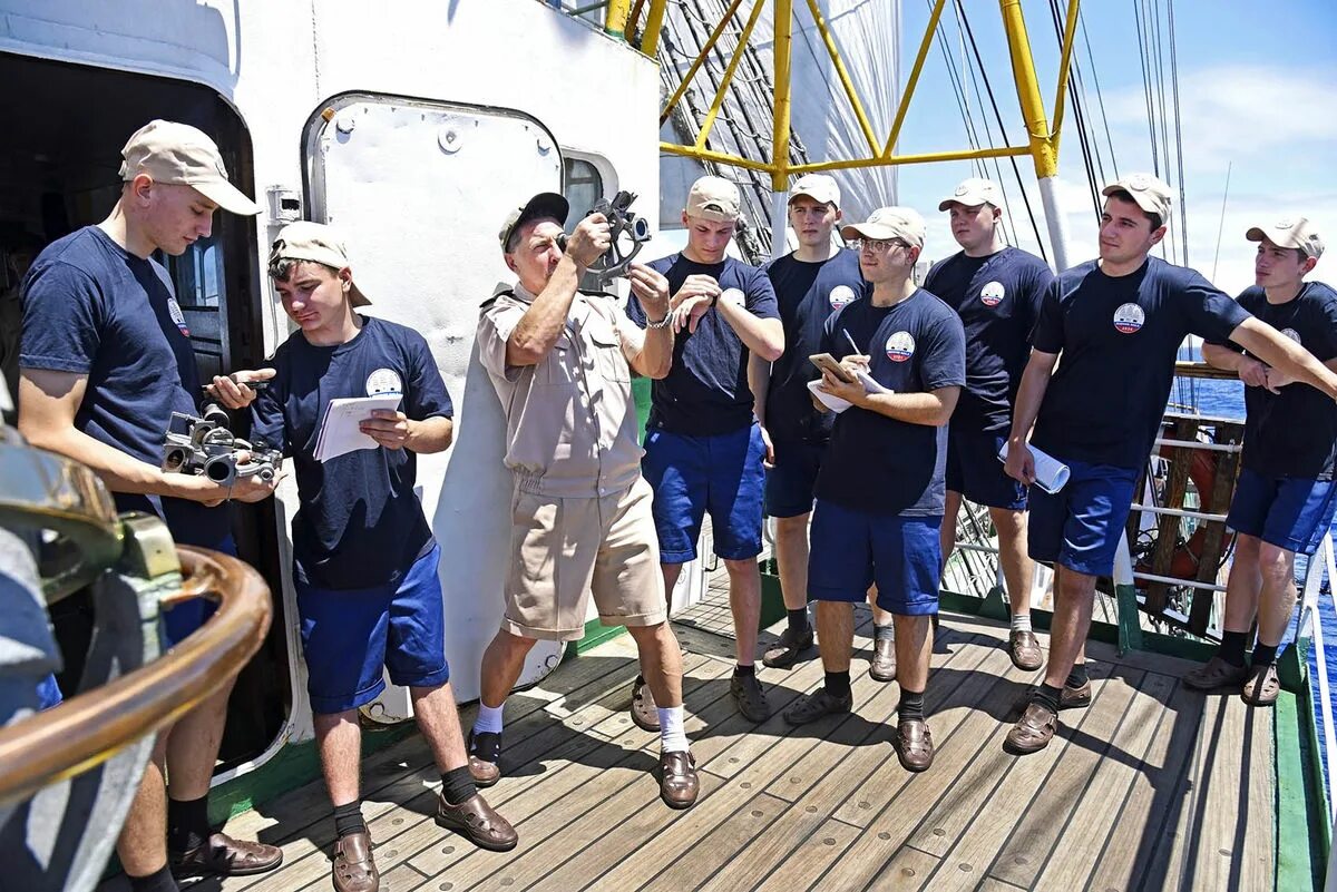 Экипаж круизного лайнера. Черноморский флот парад. Морское экипаж. Моряк. Матрос тихоокеанского флота россии.