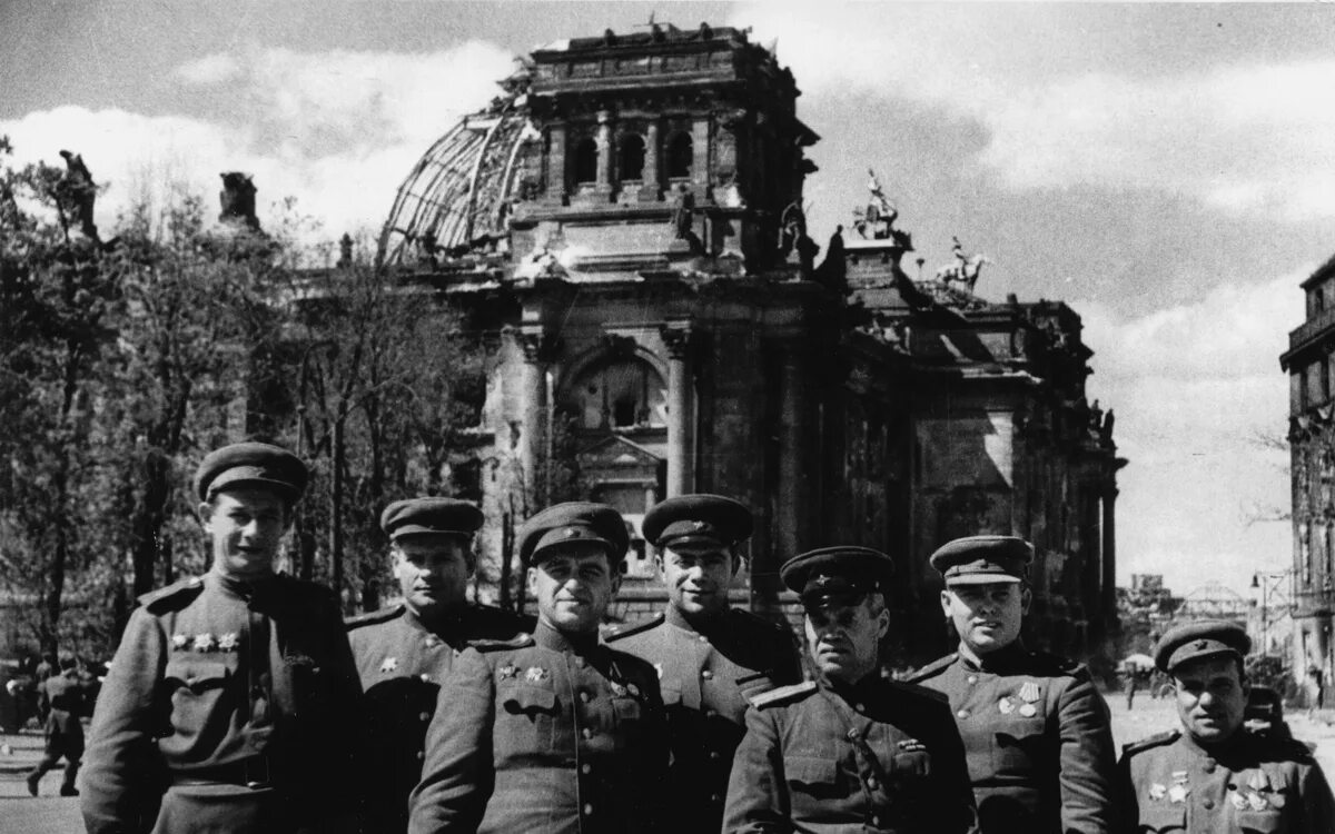 Рейхстаг в Берлине 1945. Советские офицеры в Берлине 1945. Рейхстаг Берлин май 1945.