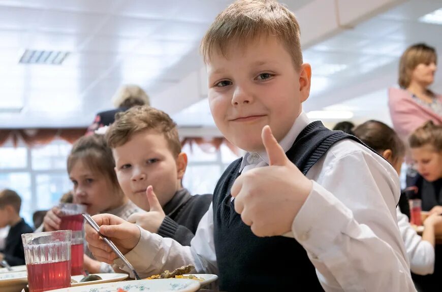 Школьники в столовой. Питание в школе. Школьный обед. Столовая в школе.