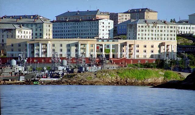 Барнаул ул полярная 48. Циркульный дом в полярном. Циркульный дом в полярном. Дома в арктике. Город полярный мурманская область улица гандюхина 15.