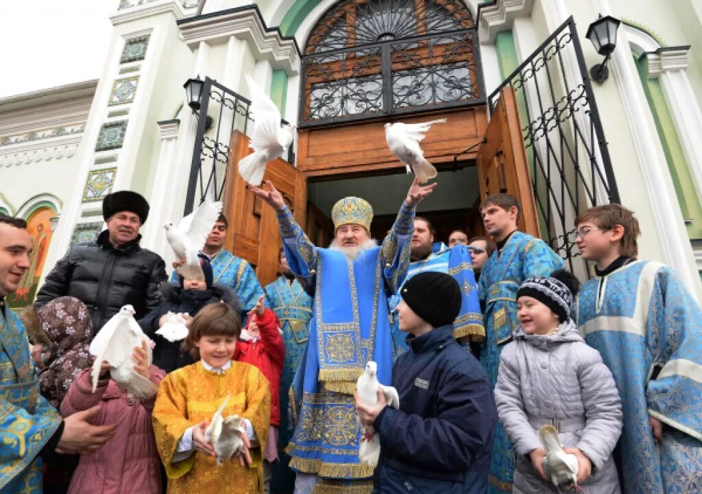 Служба на благовещение пресвятой богородицы 2024. Праздник Благовещения Пресвятой Богородицы в храме. Храм в праздник Благовещенье. Праздник на Благовещение традиции. Фольклорный праздник Благовещенье.