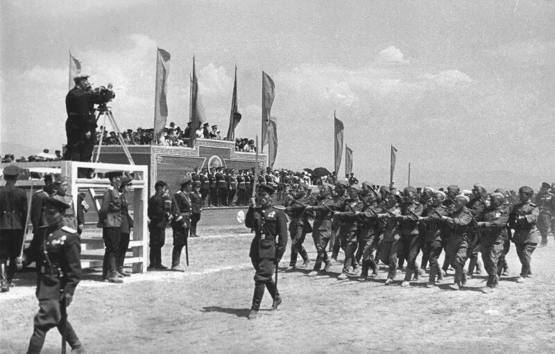 16 сентября 1945 парад в харбине. Харбин парад Победы 1945. Парад Победы советских войск в Харбине 16 сентября 1945 года. Парад советских войск в Харбине в 1945. Парад Победы в Харбине.