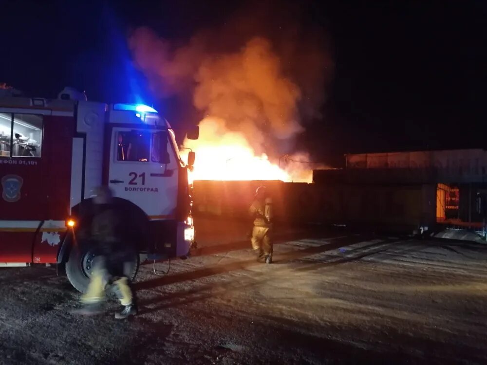 Волгоградское чп. Пожар на Волгоградском проспекте сегодня. Пожар в Волгограде вчера в Красноармейском районе. 07.05.2022 Красноармейский район г Волгоград горел гелинсваген.