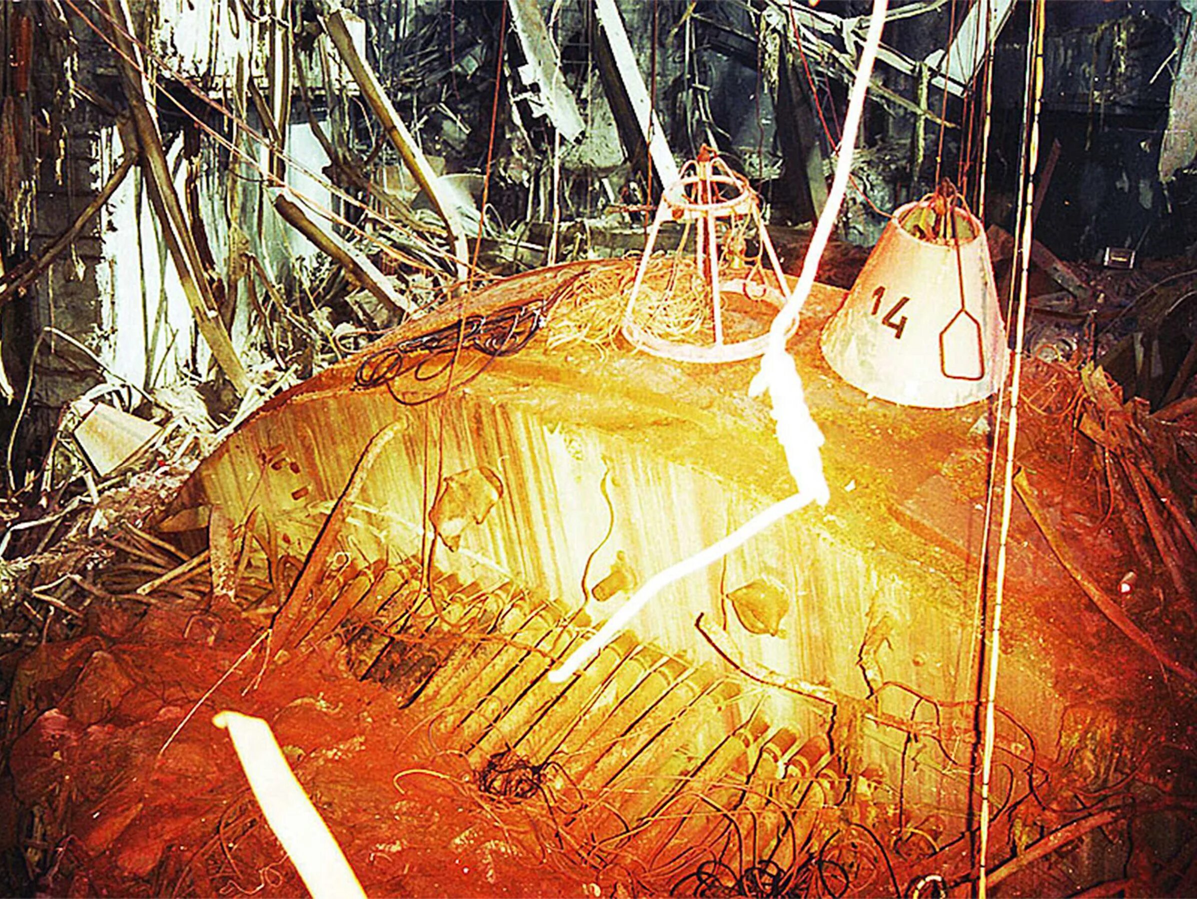 4 реактор чернобыльской аэс. Реактор 4 энергоблока чаэс внутри. Реактор чаэс внутри. Чаэс саркофаг внутри. Чернобыль внутри 4 реактора.