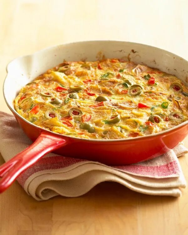 Паэлья с колбасками чоризо. Овощная паэлья с рисом. Испанское блюдо с макаронами. Рецепты испании. Паэлья с креветками.