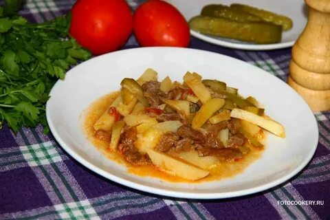 Огурцы с мясом на сковороде