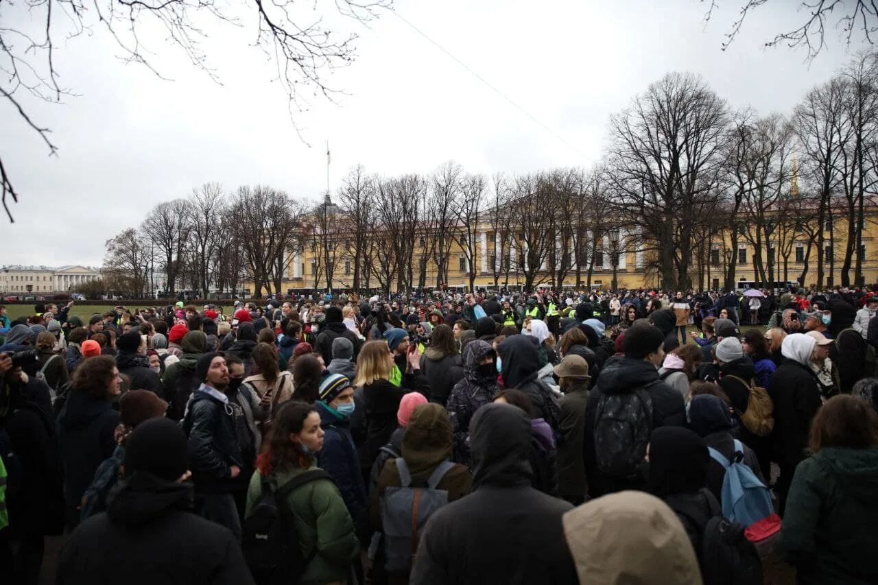 Митинги сентября. Митинг в СПБ 21 сентября 2022. Питер 21 апреля митинг. 21 09 2022 Митинг в Санкт-Петербурге Гостиный двор. Митинг 2021 Навальный СПБ Гостиный двор.