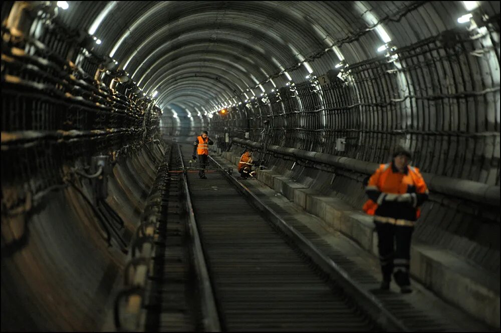 Метрополитен дистанция. Метро. Перегон метро. Тоннель метро. Работник метрополитена в тоннеле.