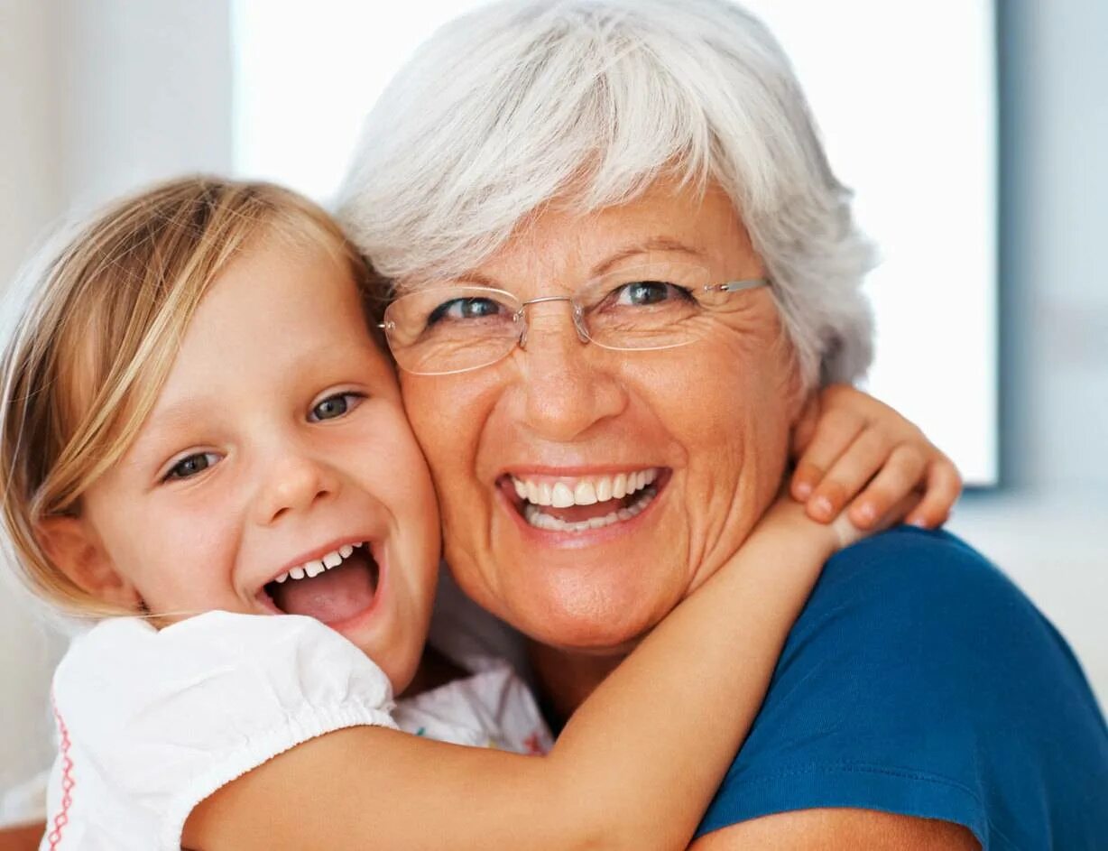 День бабушек во франции. Бабушка с внуками. Бабушка и дедушка. Пенсионеры и дети. Пожилые и дети.