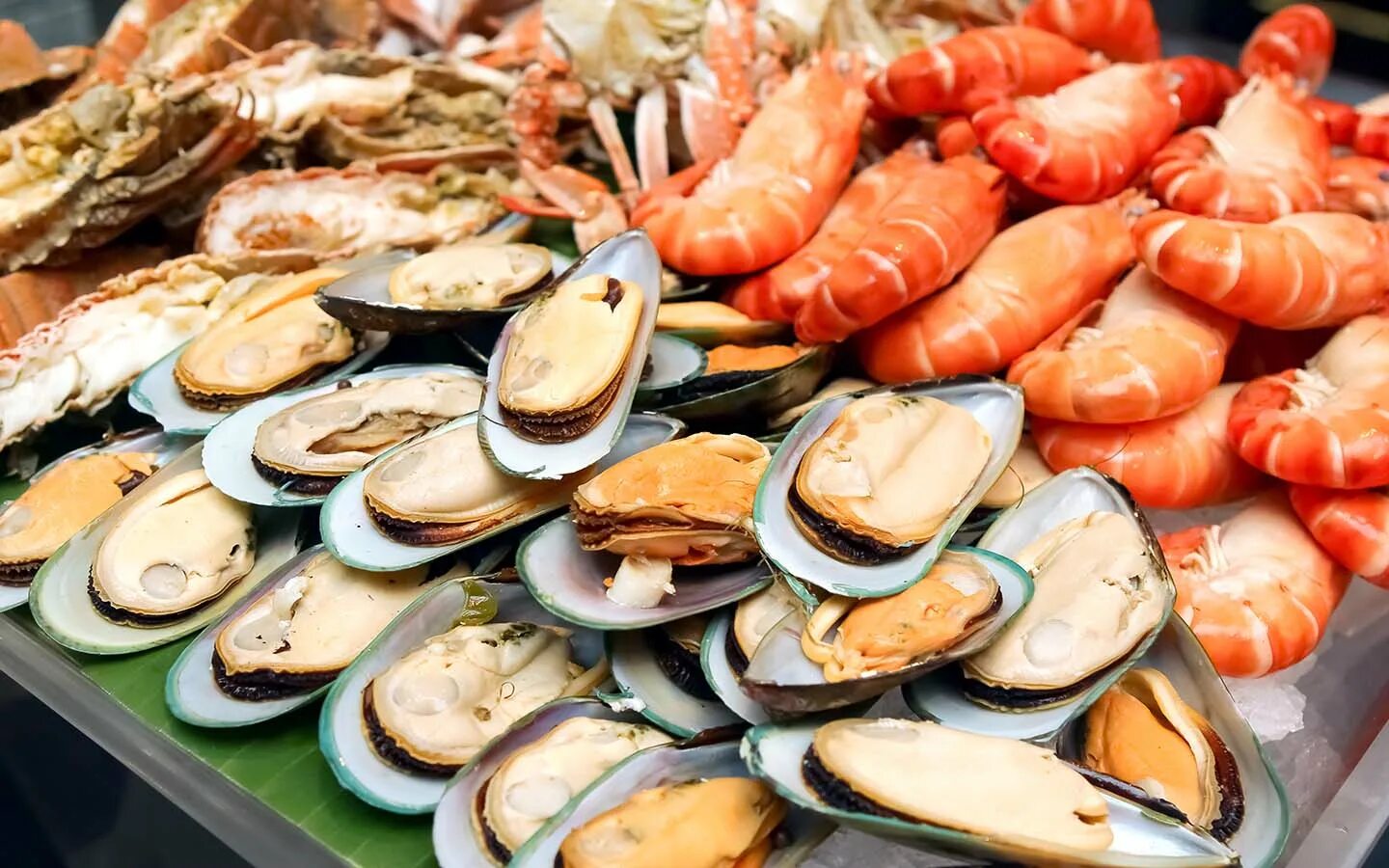 Креветка устрица. Ракообразные моллюски морепродукты. Устрицы Вьетнам. Морепродукты мидии креветки. Рыбные деликатесы.