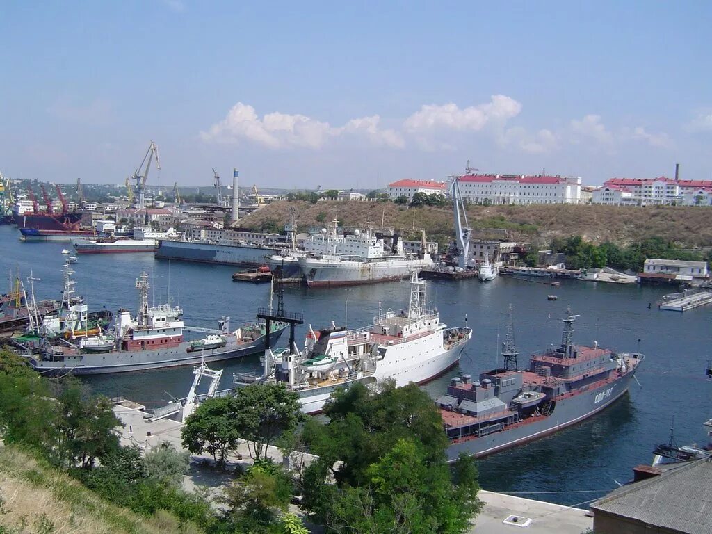 Город севастополь изначально развивался как. Севастополь город порт. Севастопольский морской порт. Севастополь это город морской порт. Севастополь торговый порт.