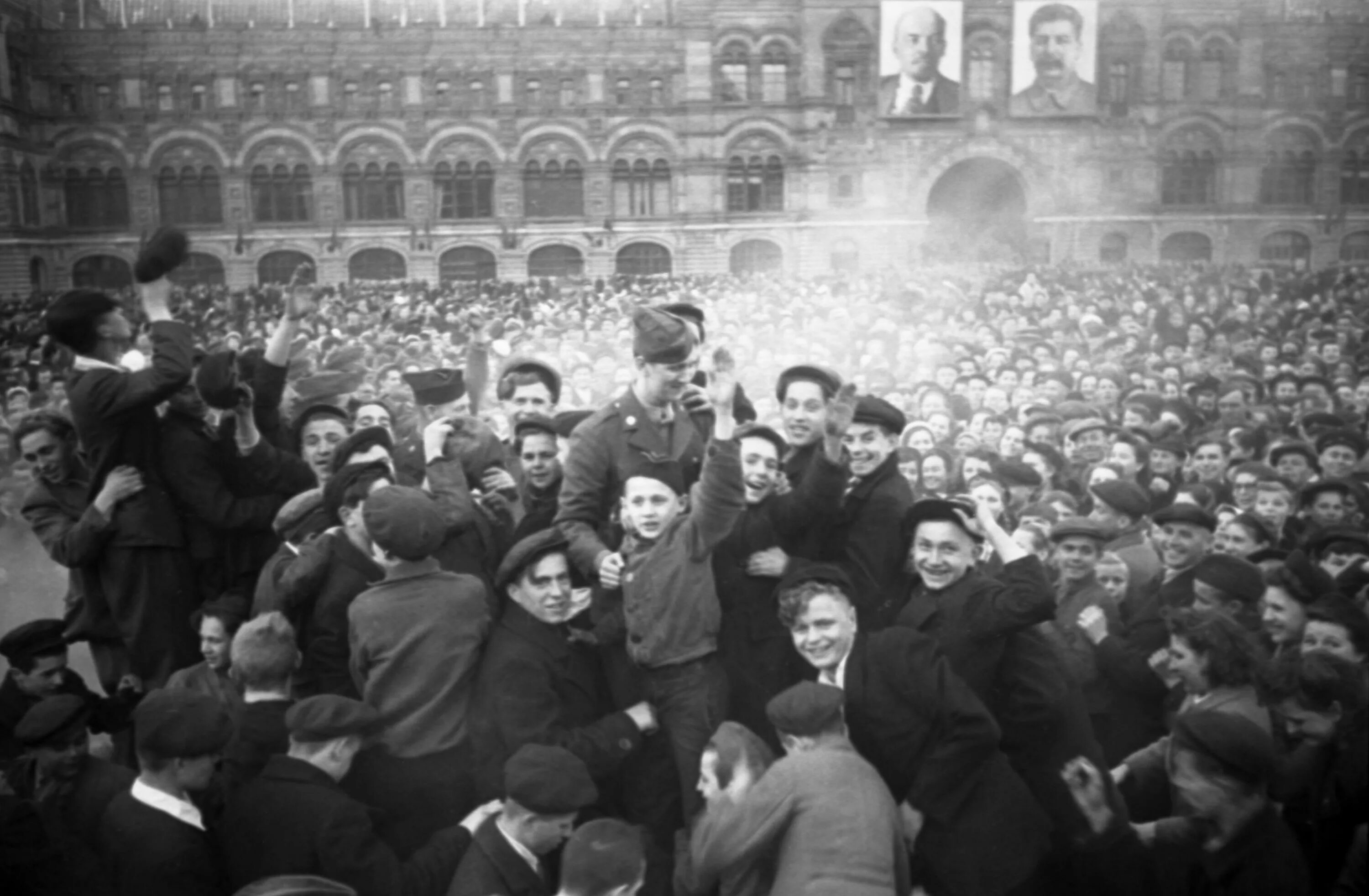 Красная площадь 9 мая 1945. Победа 9 мая 1945 года. Празднование Победы на красной площади 9 мая 1945 года. Москва 9 мая 1945.
