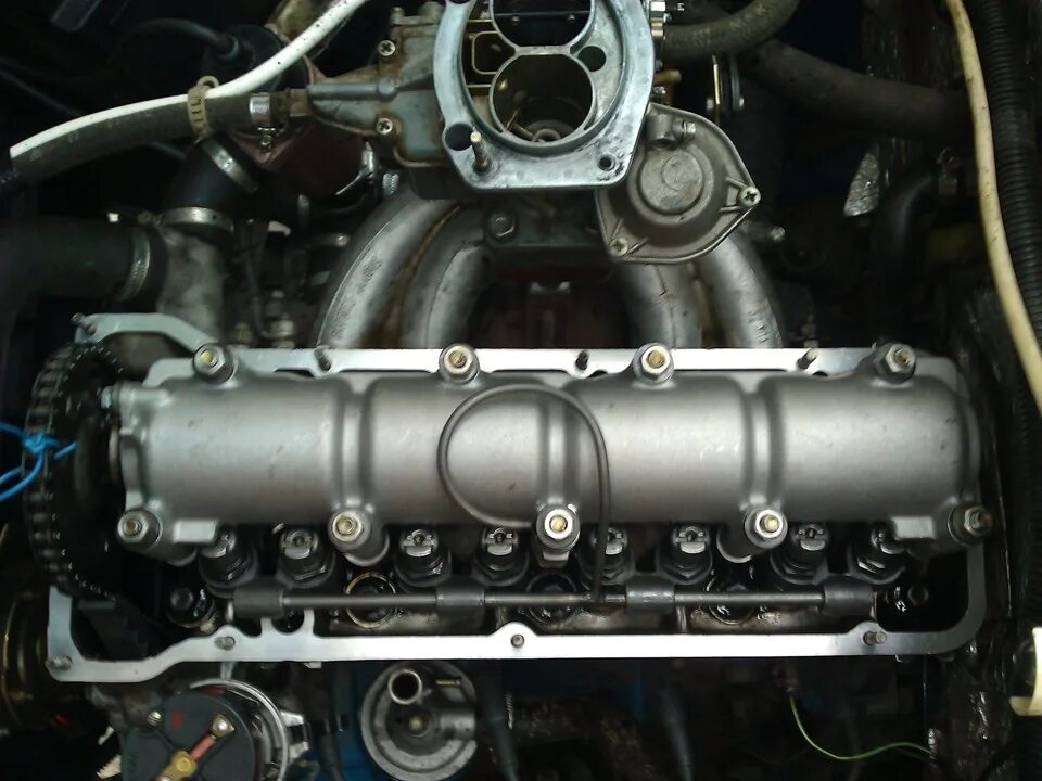 Под клапанной крышкой нива 21214. 3. Подкапотка ваз 2109. Подкапотка ваз 2109 карбюратор. Подкапотное пространство ваз 2114 инжектор.