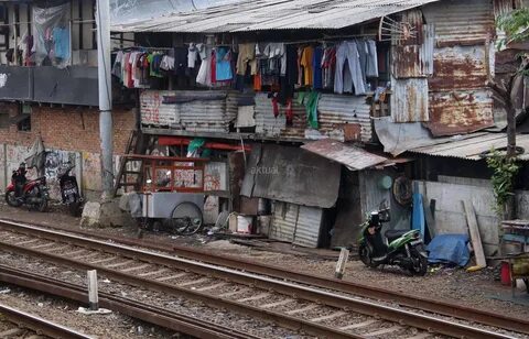 slums in jakarta - FactsofIndonesia.com