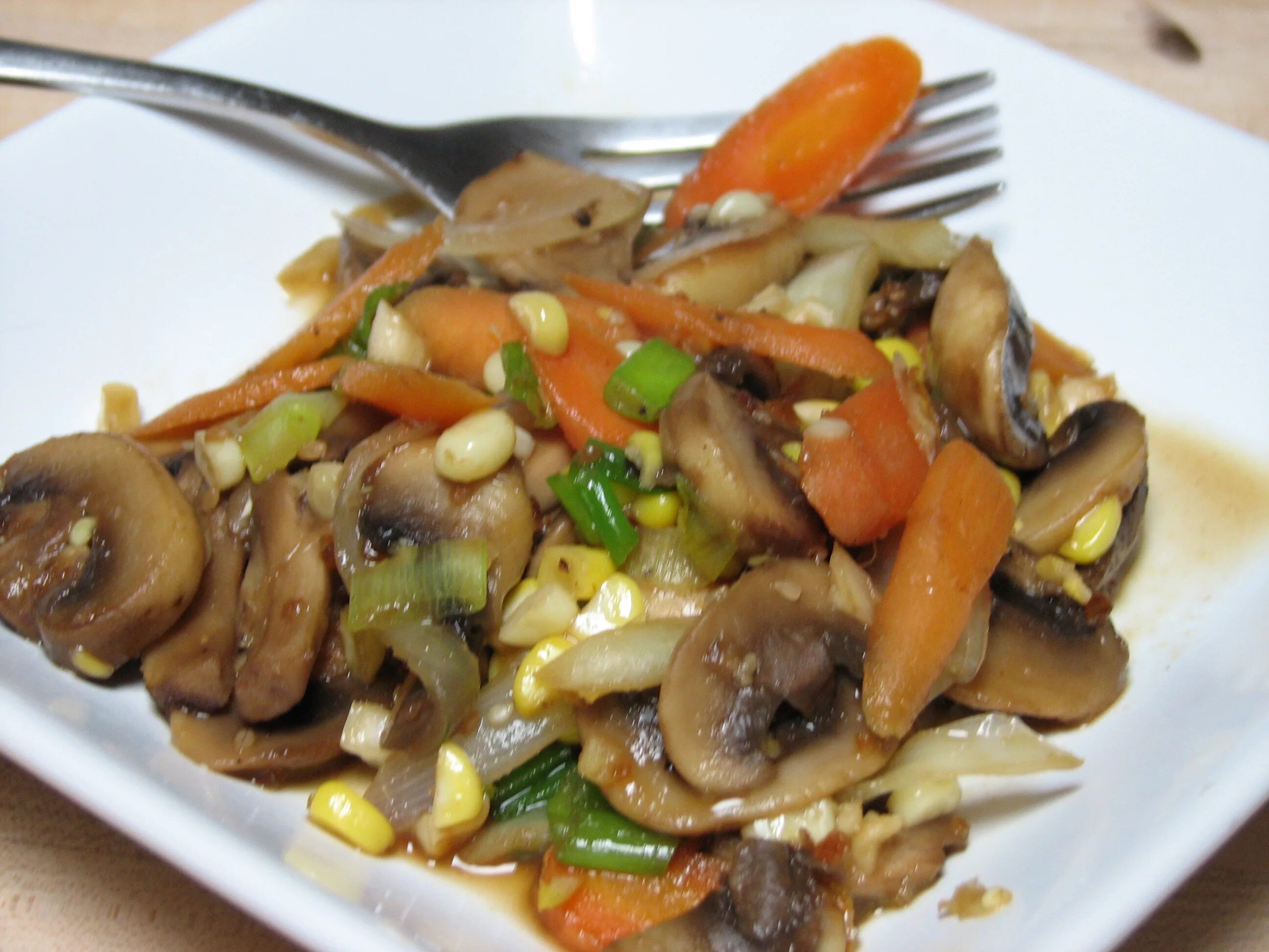 Жареная курица с фасолью. Салат с жареными шампиньонами луком. салат с жареными шампиньонами и фасолью. салат с фасолью и грибами жареными. салат с жареным луком и грибами.