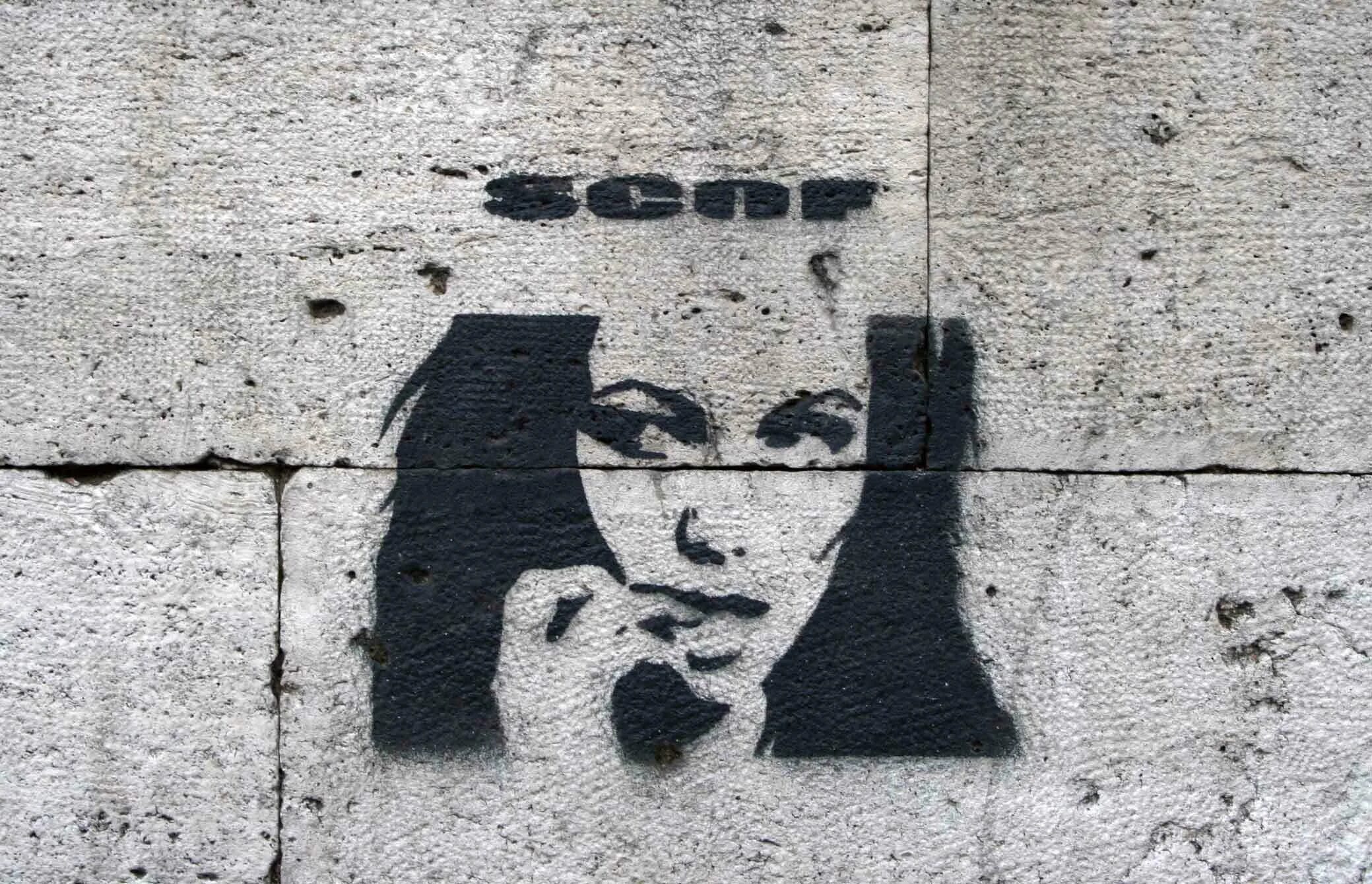 На стене ни одного образа. Граффити. граффити на стене. трафаретное граффити. надписи на стенах.