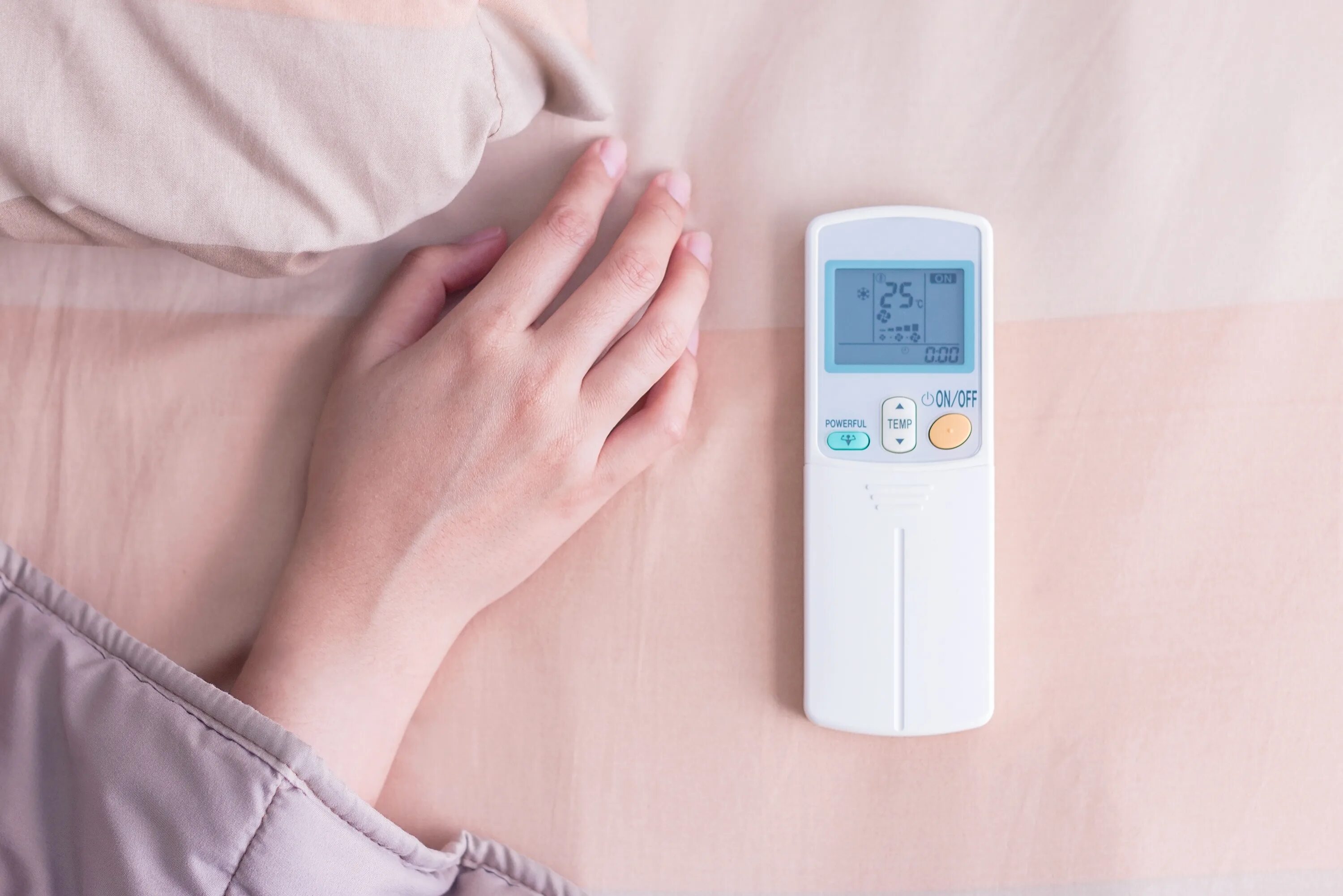 Функция sleep в кондиционере. Температура воздуха. переносной кондиционер sleeping well cube (12v). hand under blanket.