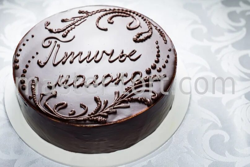 Рецепт для надписи на торте. Украсить торт Птичье молоко. Шоколадный торт с надписью. Декор торта Птичье молоко. Надпись шоколадом на торте.