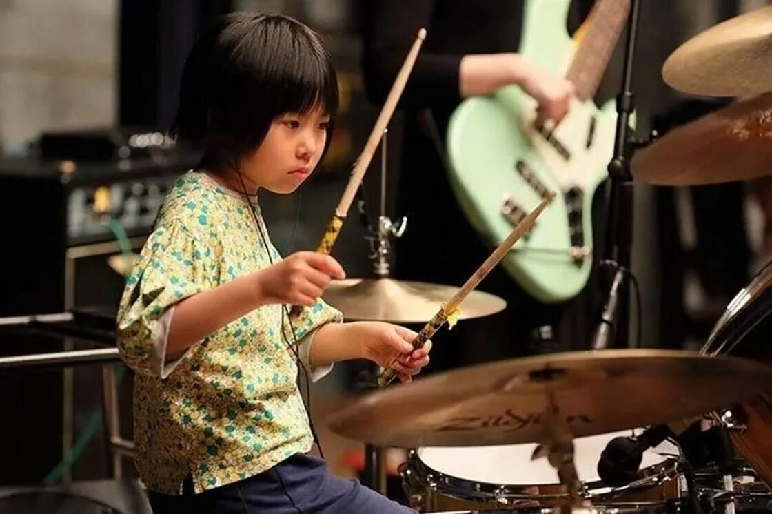 Японская девочка на барабанах. Барабан для детей. Японские барабанщицы. Девочка с барабаном. Песня непривычна