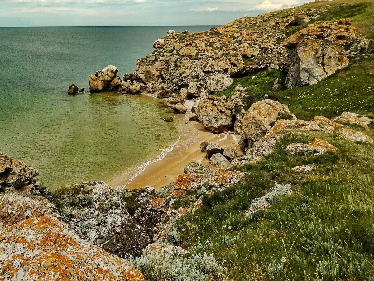 Генеральский пляж крым где. Генеральская бухта Азовское море. Керчь Азовское море Генеральские пляжи. Генеральская бухта Крым Азовское. Генеральские бухты Керчь.