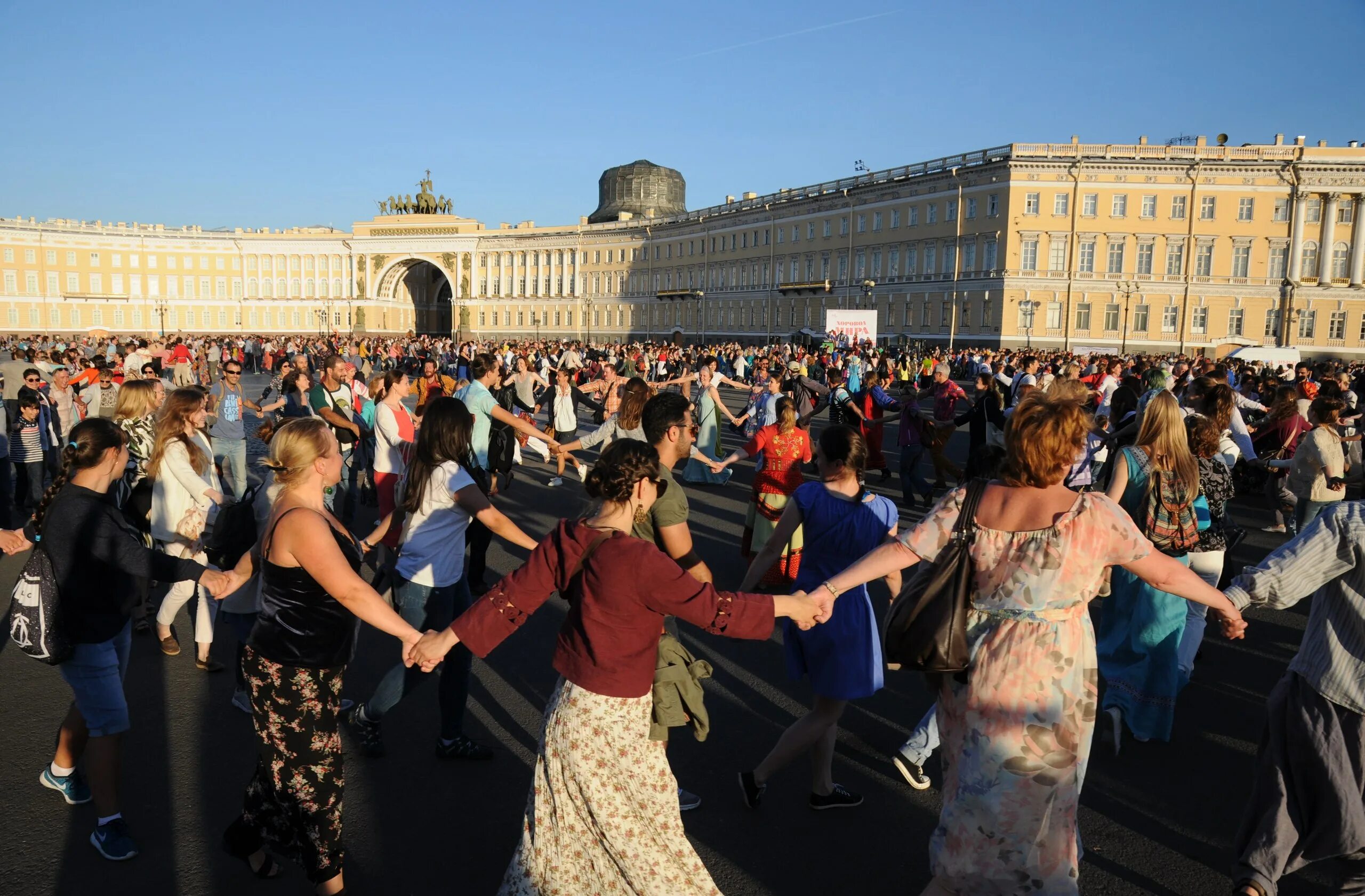 Последние новости в россии спб. Праздник на Дворцовая площадь СПБ. Хоровод Санкт Петербург.