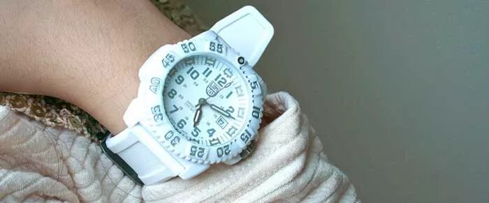 Белый ремешок от эпл. Как очистить белые часы. Пятна от солнцезащитного крема на белых вещах. Часы g shock белые с желтым. Белые часы из резины.