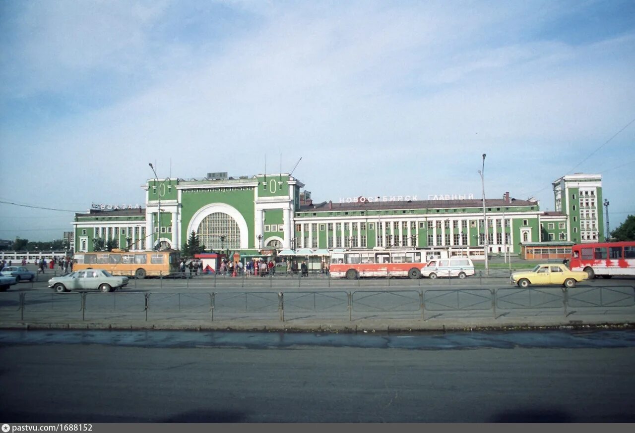 Площадь Гарина-Михайловского. Пл Гарина-Михайловского Новосибирск. Гарина Михайловского вокзал. Новосибирск площадь вокзал. Новосибирск татарский сегодня