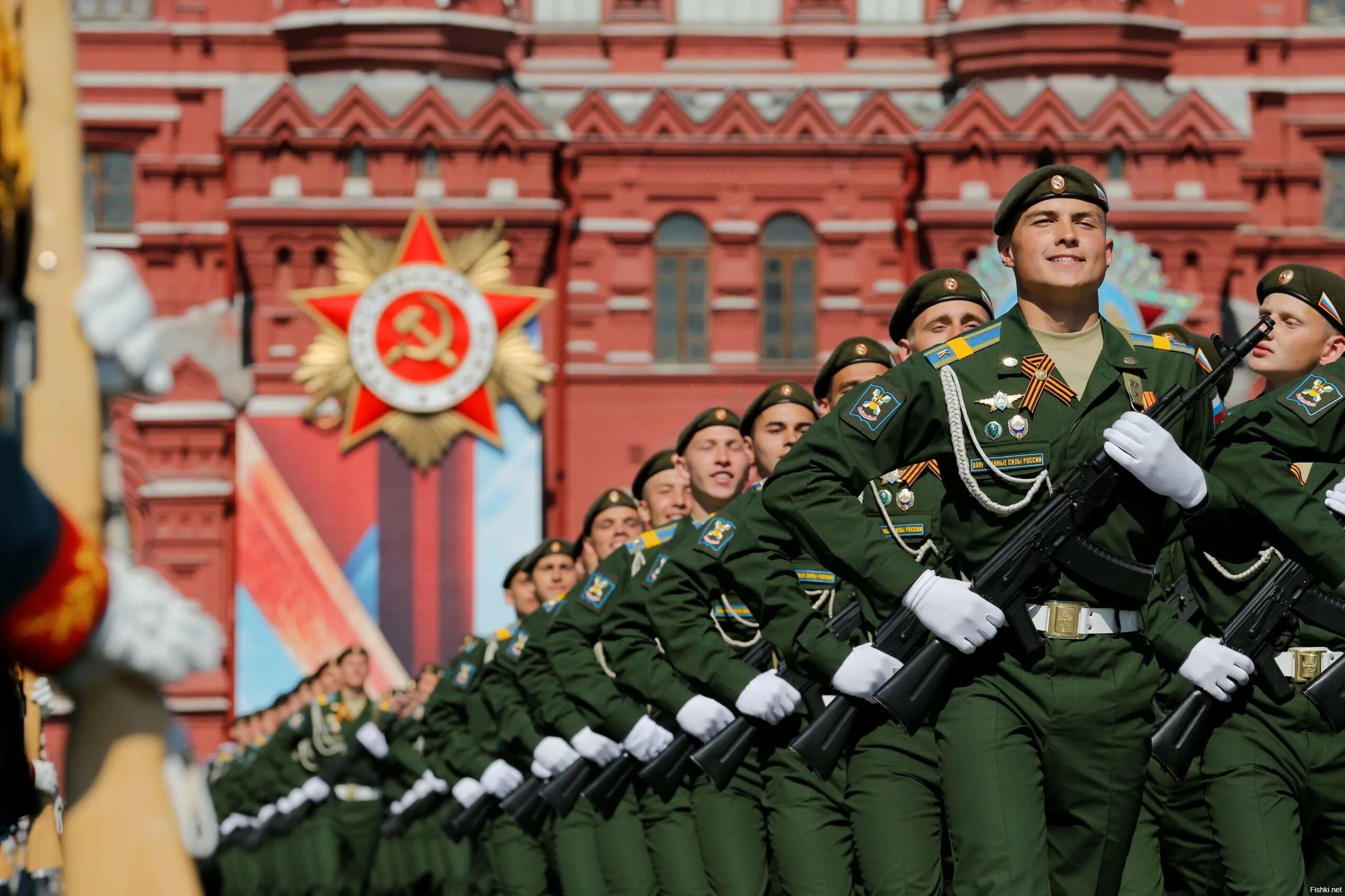 Солдаты на параде. Парад Победы. Войска на параде Победы. Солдаты России. Выходные на 9 мая 2024 года