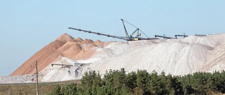 Солигорск добыча калийной соли. Белоруссия солигорские терриконы. Терриконы солигорска. Калийная соль солигорск. Солигорские терриконы беларусь.