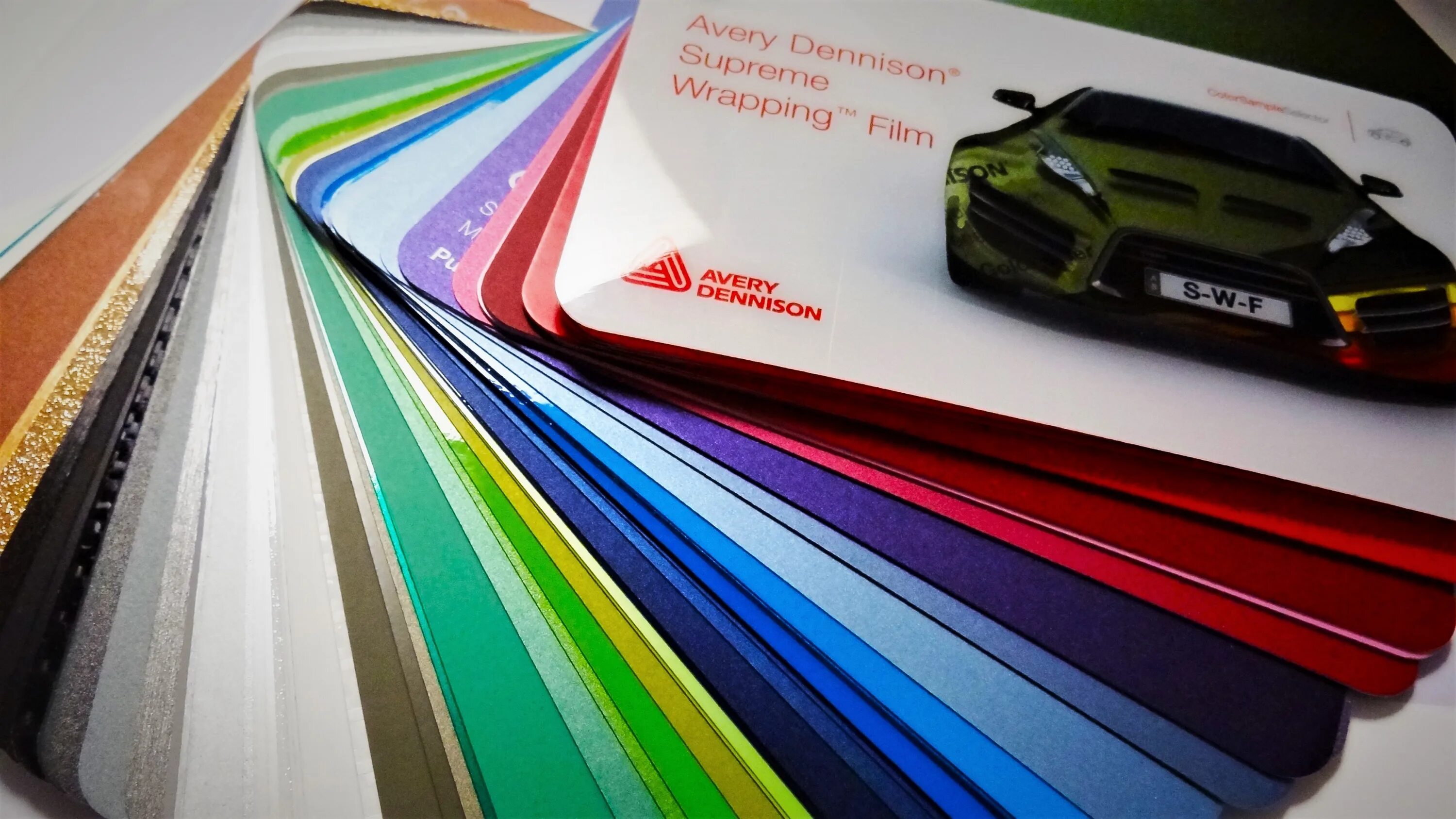 Плёнка под дерево для салона автомобиля 3м. Пвх плёнка прозрачная 700 микрон. Пленка под карбон 3d luxon черный самоклеющийся. Черная пленка. Синяя зеркальная пленка для авто.