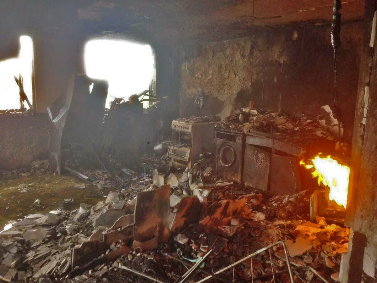 Сгоревший изнутри. Grenfell tower внутри. гренфелл тауэр после пожара внутри. сгоревший дом внутри. здание изнутри после пожара.