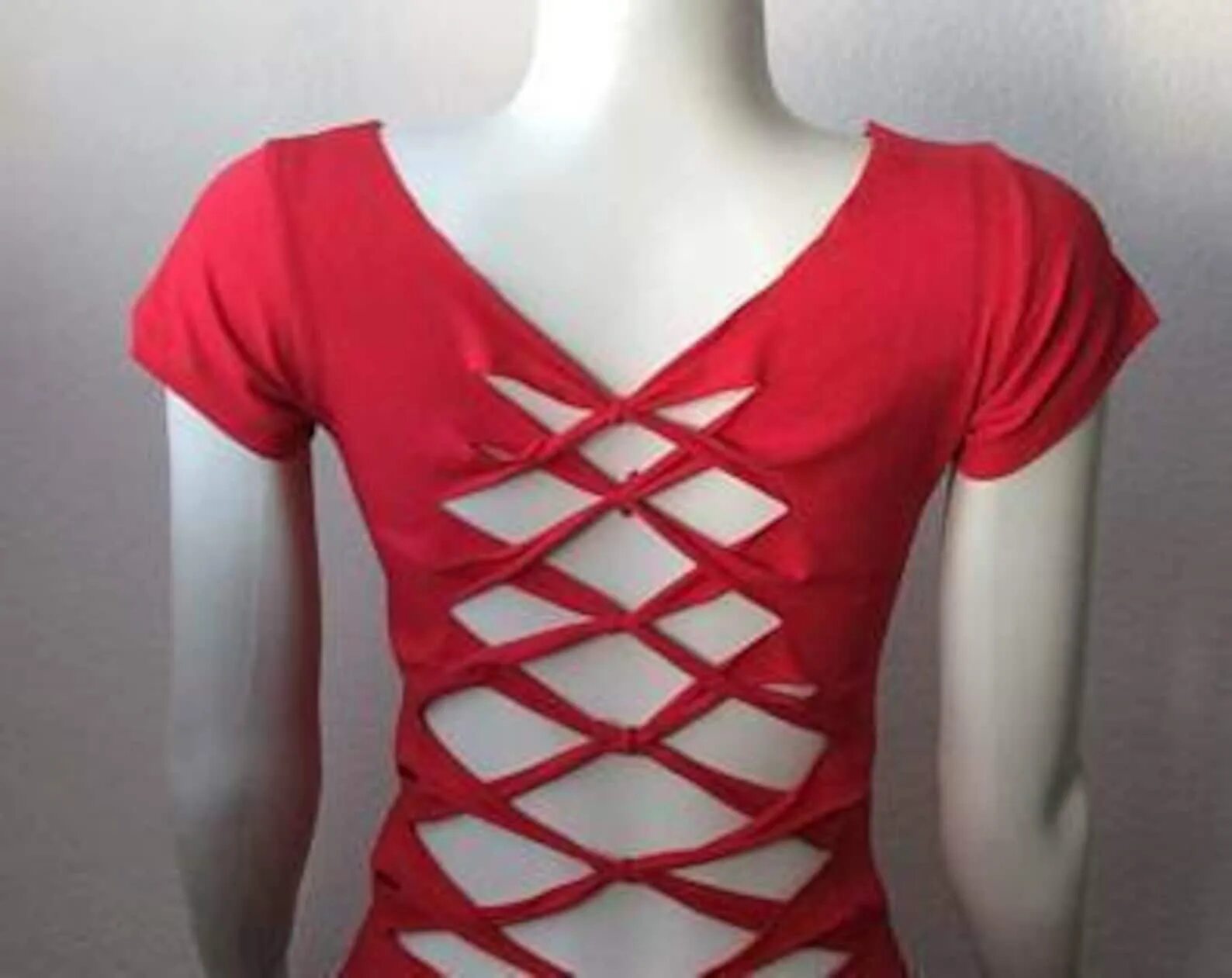 Порезанная футболка. Обрезать футболку своими руками. Как нарезать футболку. Разрезанная футболка. Как нарезать футболку.