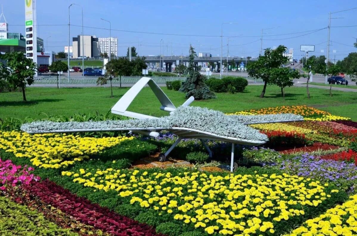 Композиция памятника с лениным. Композиция площади. Площадь цветной бульвар. Городские клумбы. Бульвар посвященный цветам.