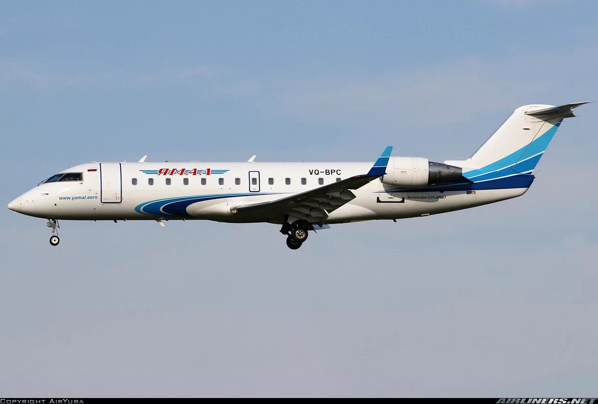 Bombardier crj 200. Бомбардир CRJ 200. Bombardier CL-600-2b19 самолет. CL-600-2b19.