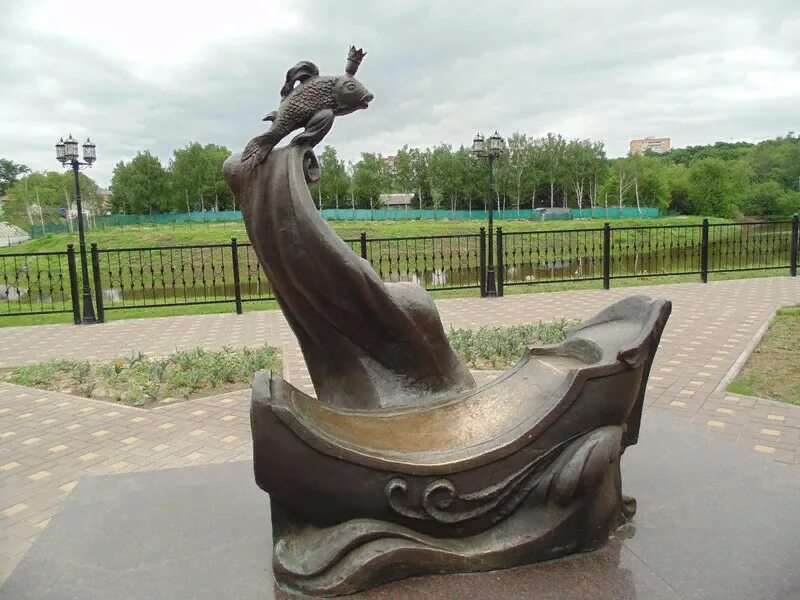 памятник летчику в подольске. подольск скульптуры. ю. скульптура золотая рыбка подольск. памятник шахтеру трудовое.