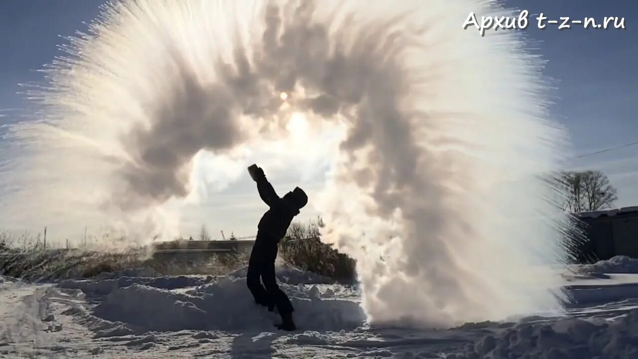 Брызги воды на морозе. Вода на морозе выплеснуть сколько градусов. Кипяток на холоде. Горячая вода на морозе. Снежный фонтан.