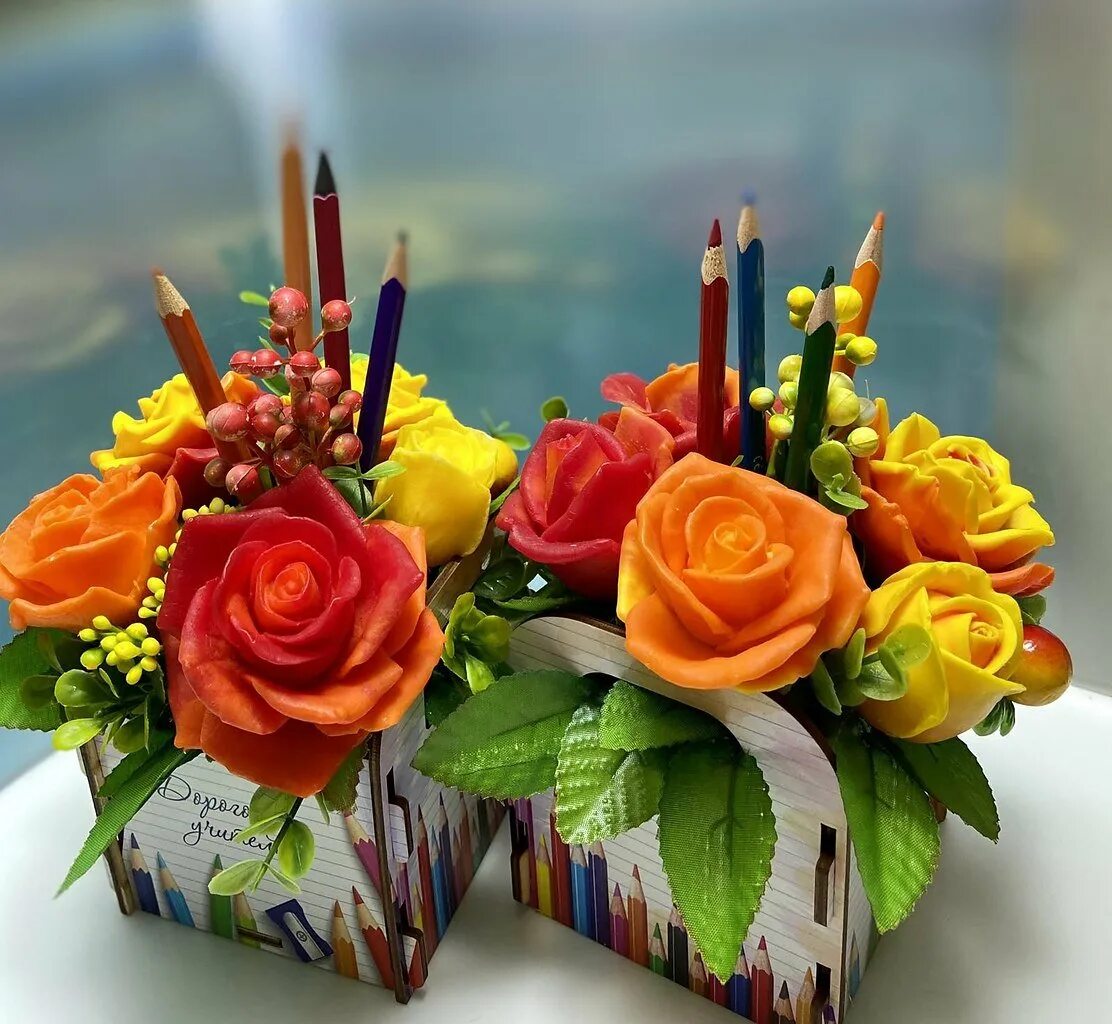 Креативный букет для учителя. Подарок на день учителя. Букет "учителям". Подарю букет учителю. Букет на 1 сентября оригинальный.