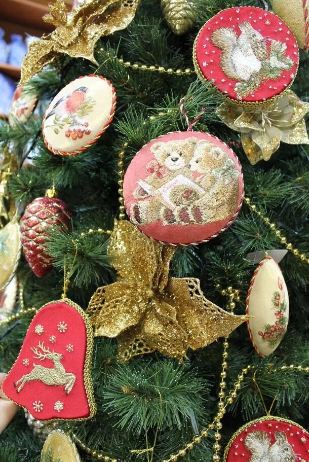 Тихвин сувениры. Новотихвинский монастырь в екатеринбурге лавка. Новотихвинский женский монастырь лавка. Новотихвинский женский монастырь новогодние подарки. Новогодние игрушки тихвинского монастыря.