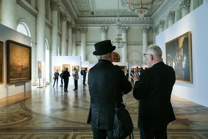 Эрмитаж выставка одежды. Реставраторы Эрмитажа. Выставка реставрация в Эрмитаже. Хранилище Эрмитажа Старая деревня.