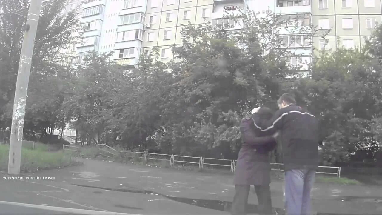 Бывшую девушку ударили. Парень заступился за девушку. пристают к девушке на улице.